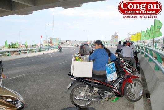 Cần cấm bán hàng rong trên cầu vượt Ngã ba Huế