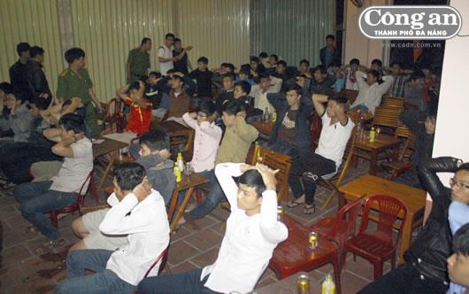 Bắt quả tang 2 tụ điểm cờ bạc dưới hình thức cá độ bóng đá