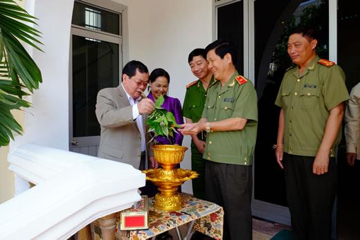 Lãnh đạo CATP thăm và chúc Tết Tổng lãnh sự Lào