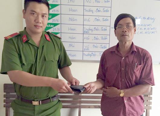 Trao trả tài sản nhặt được
