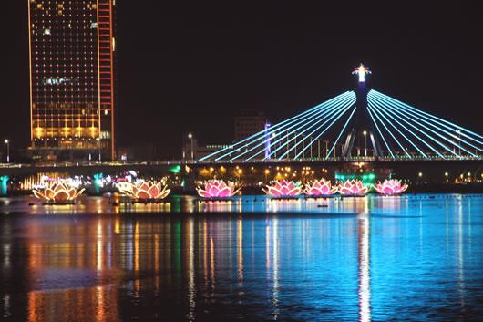 7 đóa đại sen ngời sáng trên sông Hàn