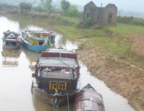 Bên dòng sông mẹ