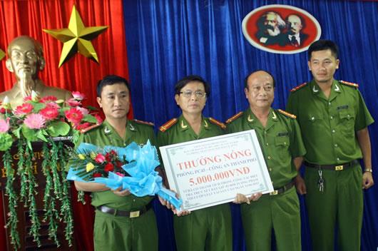 Bắt khẩn cấp 3 đối tượng chuyên cướp giật tài sản