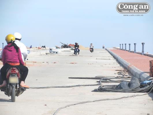 Bất chấp nguy hiểm qua cầu Cửa Đại