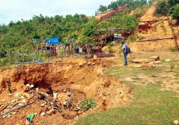 Nhà máy vàng bỏ hoang, vàng tặc lộng hành