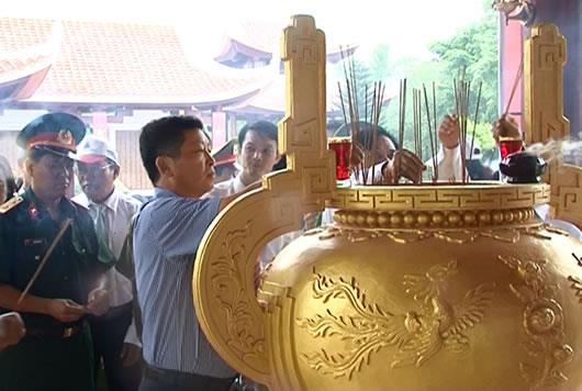 Dâng hương tri ân các anh hùng liệt sĩ