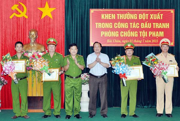 Thưởng nóng các đơn vị về thành tích phá án