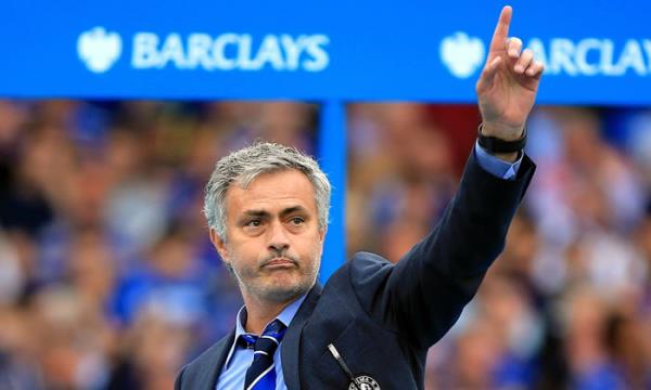 HLV Mourinho gây chuyện với trọng tài, đồng nghiệp