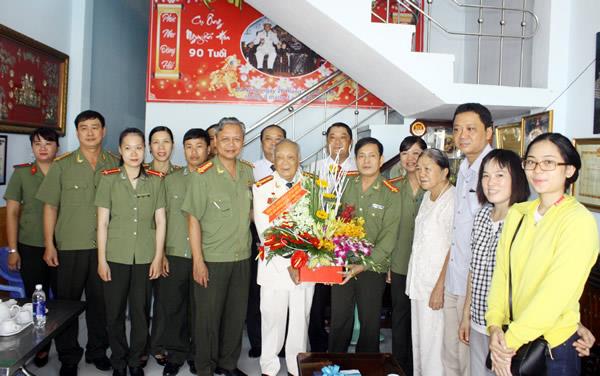 Lãnh đạo CATP tặng hoa, chúc mừng Anh hùng LLVTND Nguyễn Hòa