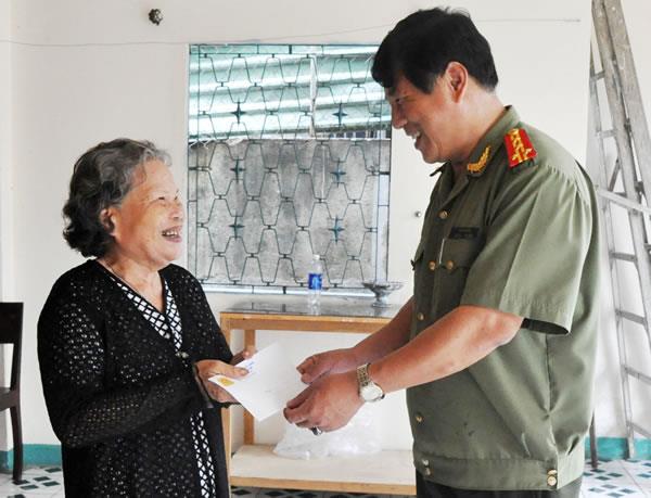 Lãnh đạo CATP thăm các gia đình chính sách