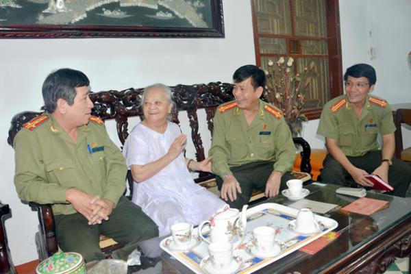 Lãnh đạo CATP thăm các gia đình chính sách