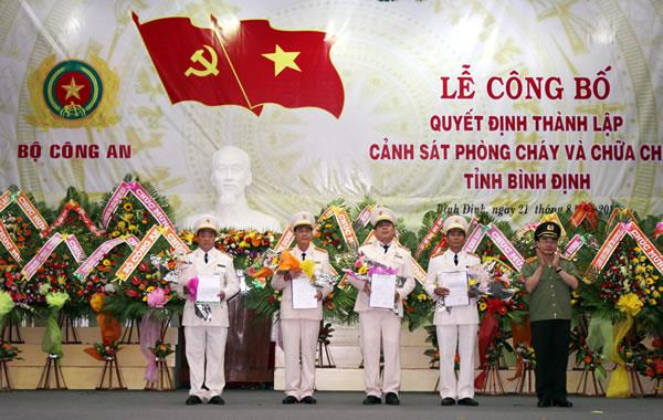 Ra mắt Cảnh sát Phòng cháy và chữa cháy tỉnh Bình Định