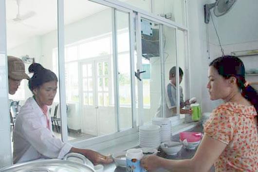 Bệnh viện Ung bướu vừa chạy, vừa sắp hàng