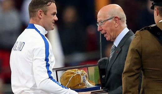Rooney chưa thể sánh ngang Sir Bobby Charlton