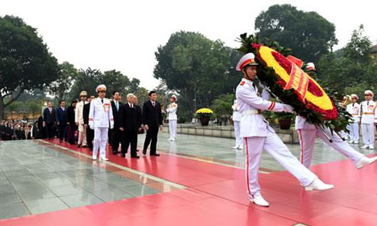 Đoàn đại biểu dự Đại hội XII viếng Lăng Bác trước phiên trù bị