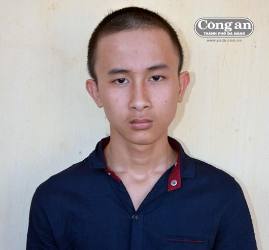 Tên trộm áo trắng