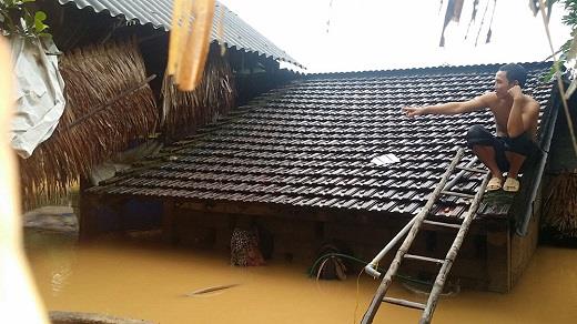 Đồng bào Bắc miền Trung đang chống chọi với lụt nặng