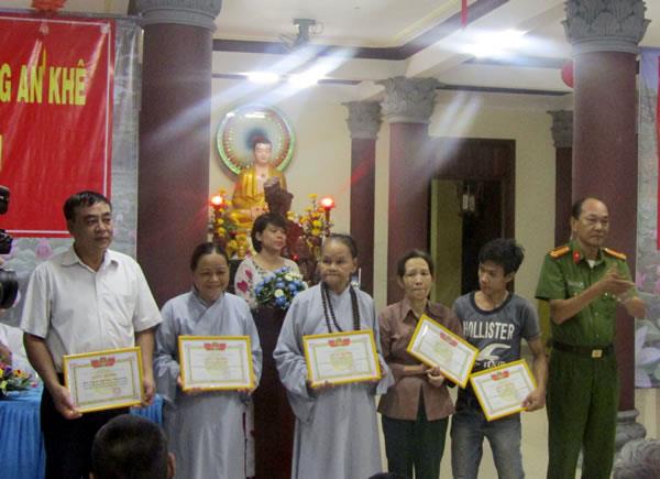 Chư tăng, phật tử chùa pháp vân với mô hình 5 tốt