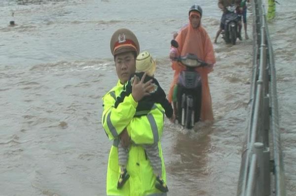 Công an TT-Huế giúp dân trong lũ dữ