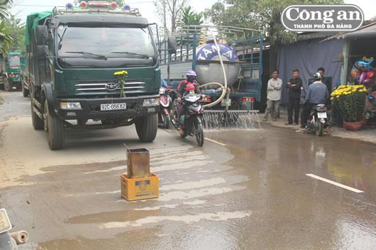 Người dân lại chặn xe chở vật liệu gây ô nhiễm môi trường