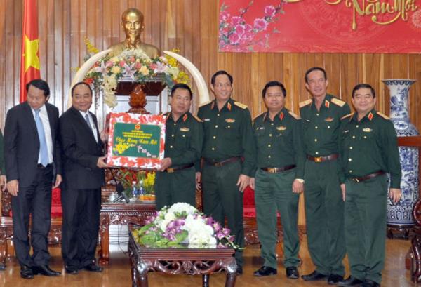 Phó Thủ tướng Nguyễn Xuân Phúc thăm, chúc Tết Bộ Tư lệnh Quân khu 5