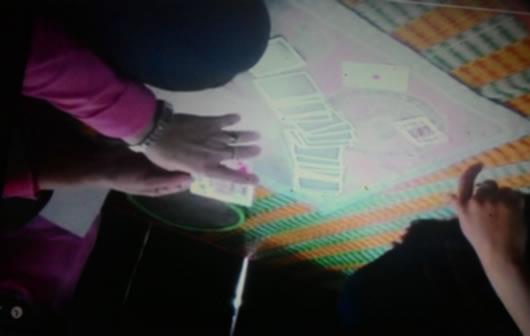 Mùa buôn thần, bán thánh