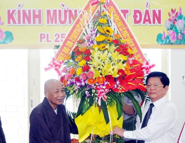 Lãnh đạo thành phố chúc mừng đại lễ Phật đản 2560