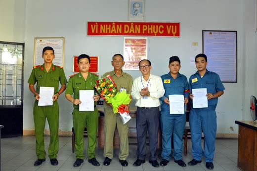 Khen thưởng các thành viên Tổ 8394 về thành tích phòng, chống tội phạm