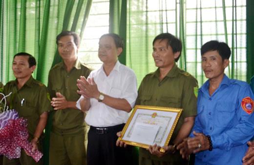 Khen thưởng Tổ tuần tra 8394 xã Hòa Phong