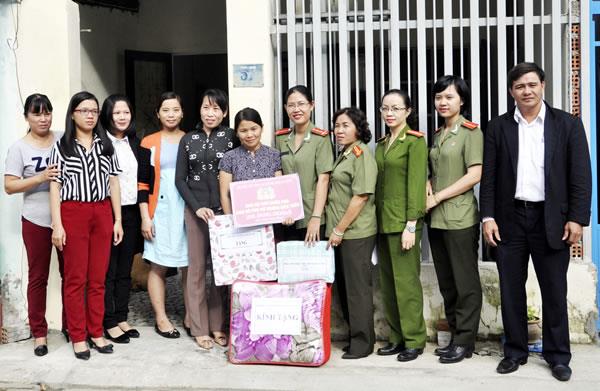 Nữ thủ lĩnh tích cực làm từ thiện