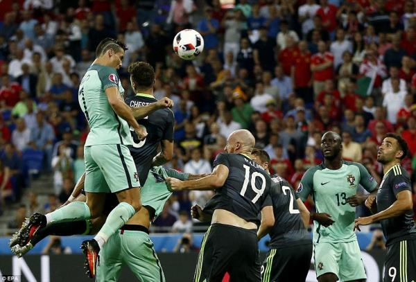 Ronaldo tỏa sáng, Bồ Đào Nha vào chung kết
