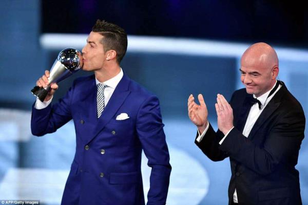 Cristiano Ronaldo thông cảm cho Lionel Messi