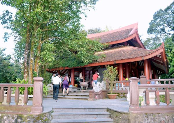 Viếng Đền thờ Bác Hồ  trên đỉnh Ba Vì