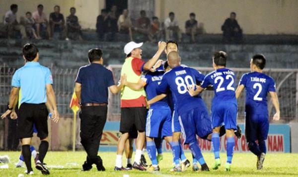 Vòng 21 V-League: Quảng Nam chiếm ngôi đầu bảng