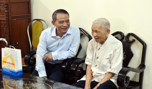 Bí thư Thành ủy Đà Nẵng thăm các đồng chí nguyên lãnh đạo Đặc Khu ủy Quảng Đà
