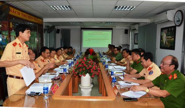 Khuyến cáo các phương tiện tham gia giao thông phải nhường đường cho các đoàn xe phục vụ Tuần lễ Cấp cao APEC 2017
