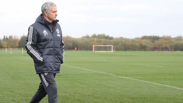HLV Jose Mourinho bất an