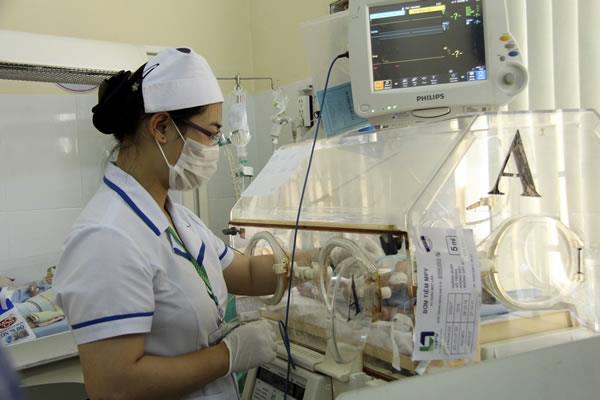 Cảnh báo hậu quả dùng dao lam cắt rốn trẻ sơ sinh tại nhà