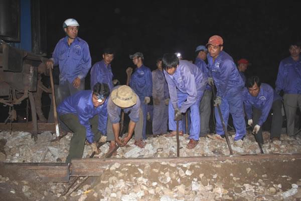 Trắng đêm giải cứu đường sắt
