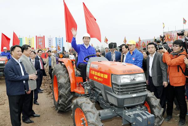 Chủ tịch nước Trần Đại Quang thực hiện nghi lễ cày tịch điền