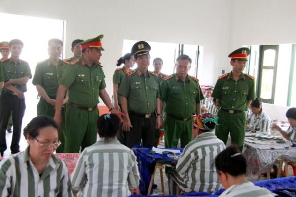 Thứ trưởng Nguyễn Văn Sơn kiểm tra công tác tại Trại giam Quyết Tiến và Vĩnh Quang