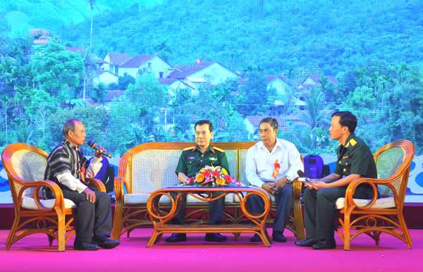 Gặp mặt, tuyên dương các Già làng, Trưởng thôn