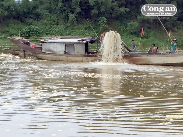 Sa tặc lộng hành trên sông Hương