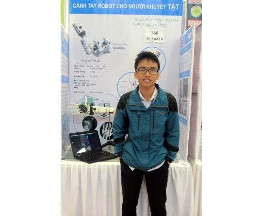 Đợi tin từ cánh tay robot của Huy