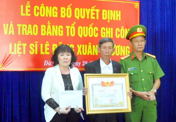 Cấp Bằng Tổ quốc ghi công đối với liệt sĩ Lê Đặng Xuân Phương