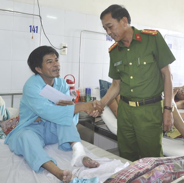Khen thưởng Tổ trưởng dũng cảm truy bắt đối tượng cướp tiệm vàng