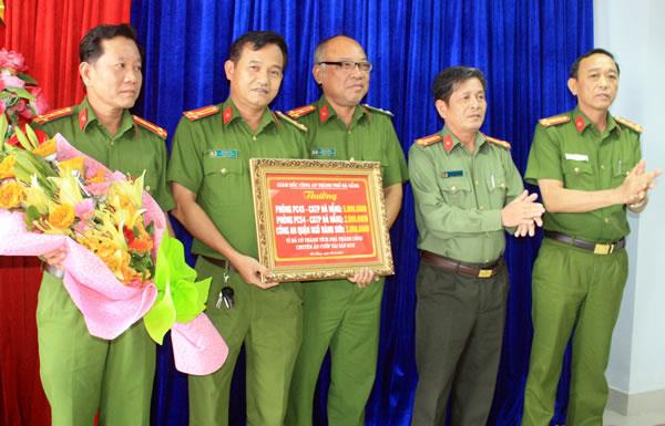 Khen thưởng lực lượng truy bắt nhanh đối tượng cướp giật tài sản tại tiệm vàng Đại Lợi