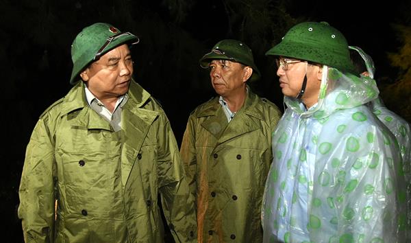 Thủ tướng Nguyễn Xuân Phúc: Không để người dân vào cảnh màn trời chiếu đất