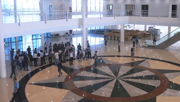 Tham quan trung tâm báo chí phục vụ APEC