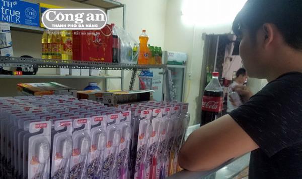 Cán bộ từ thiện và ký gửi bàn chải đánh răng